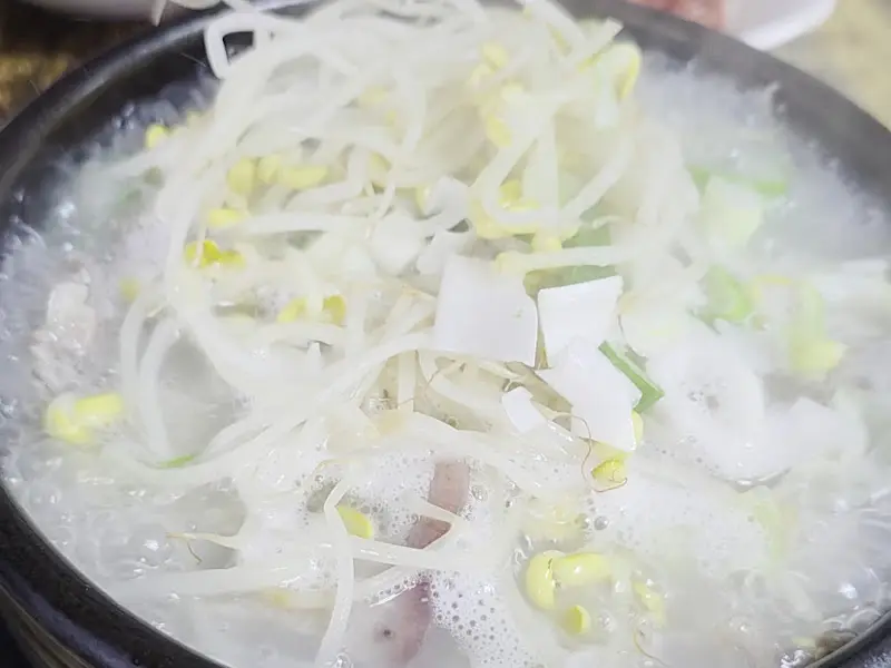 콩나물이 듬뿍 들어간 국밥