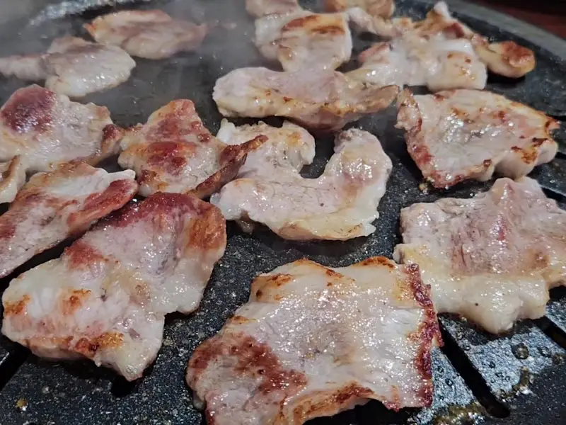 불판 위에서 익어가는 천겹살