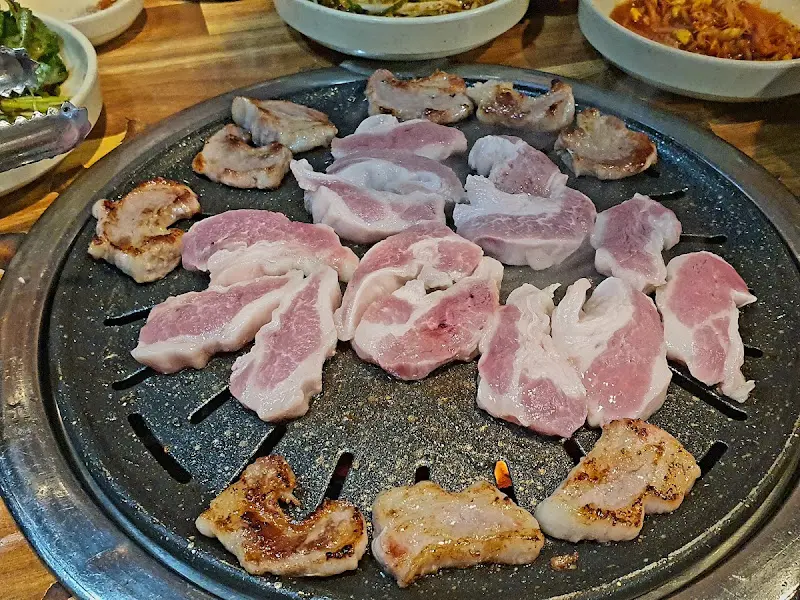 불판 위에서 맛있게 구워지고 있는 천겹살