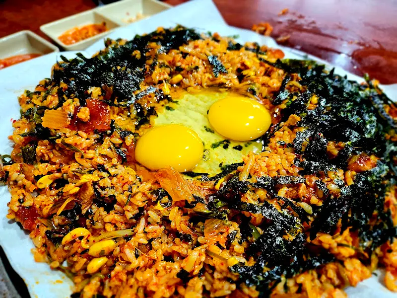 김가루와 계란이 올려진 볶음밥