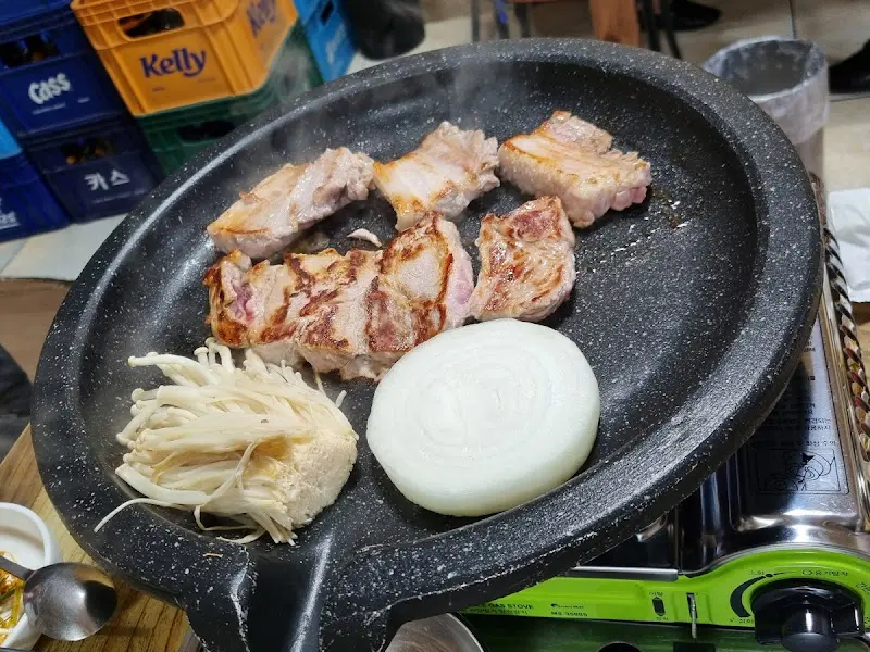 삼겹살 굽는 모습