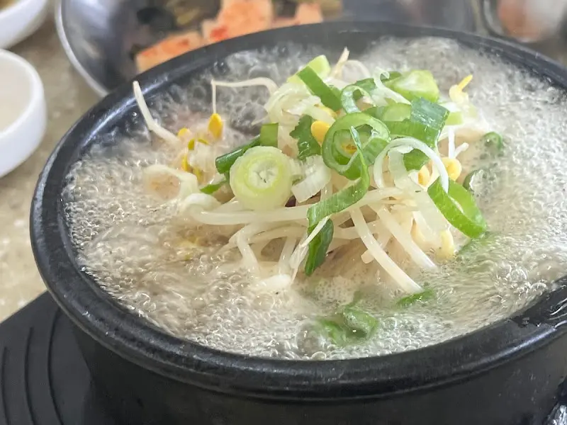 곰탕에 담긴 고기와 파