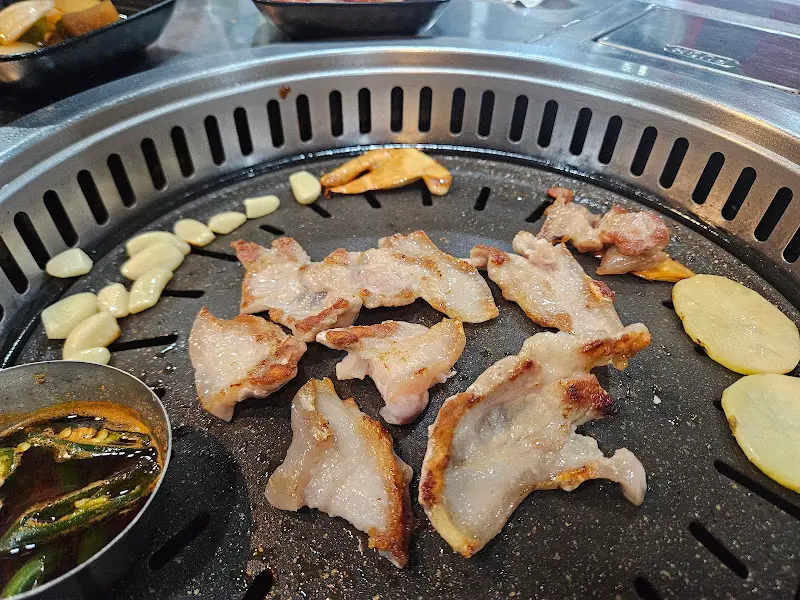 불판 위에서 맛있게 익어가는 꼬들목살