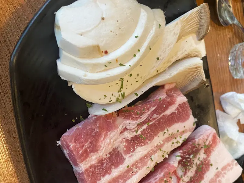 두툼하게 썰린 꼬들목살과 버섯