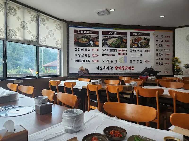 넓고 편안한 식당 내부