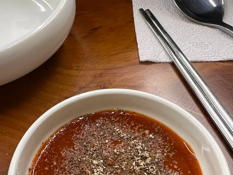 테이블 위에 놓인 소스 그릇