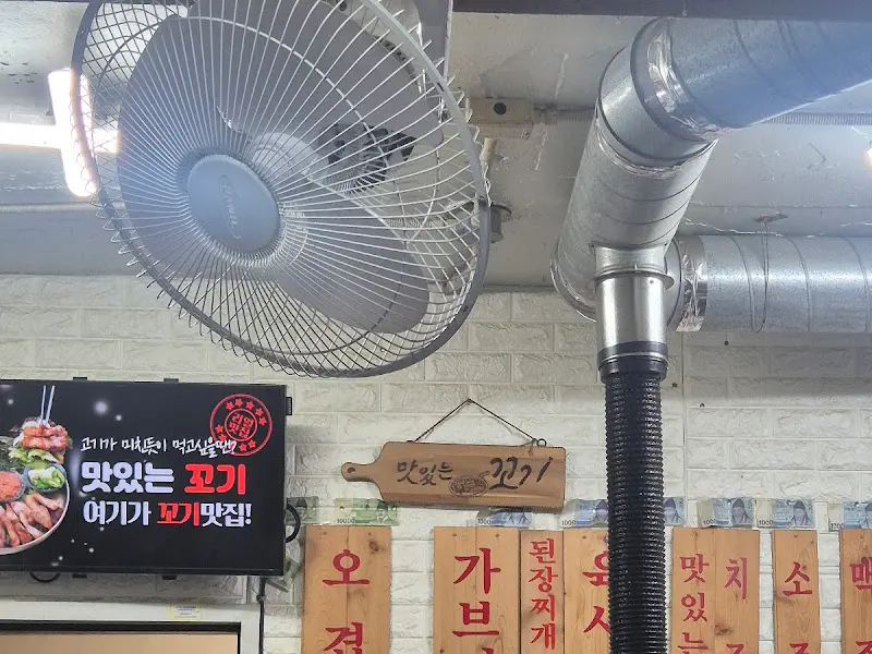 식당 내부 벽면에 붙어있는 메뉴판