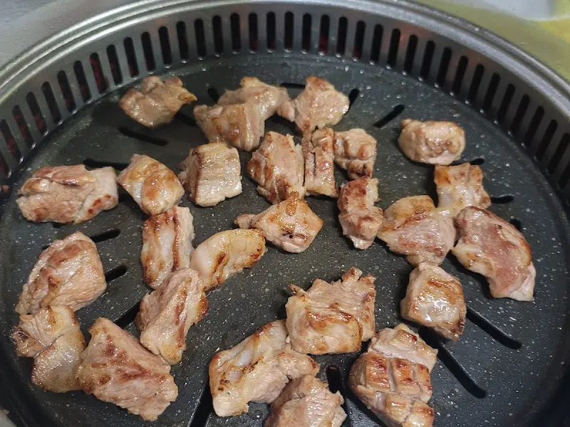 불판 위에서 맛있게 구워진 가브리살
