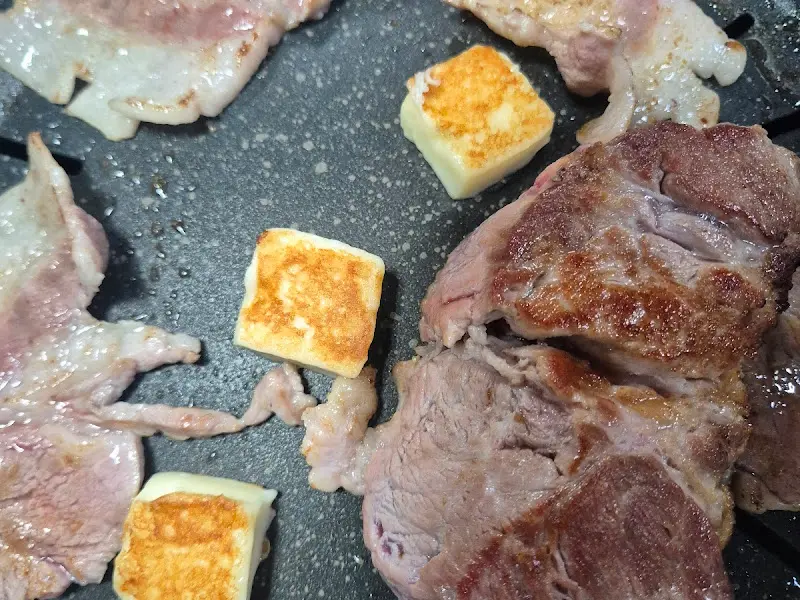 노릇하게 구워진 치즈와 가브리살