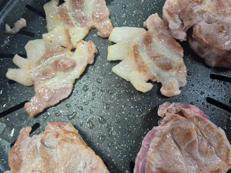 불판에 구워지고 있는 가브리살 클로즈업