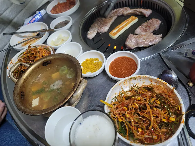 테이블 가득 차려진 음식들