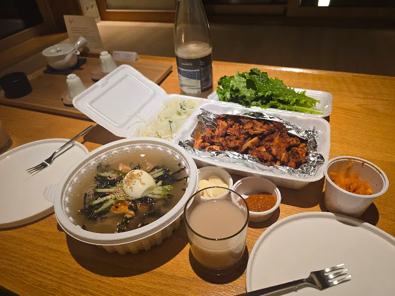 포장된 닭갈비와 막국수