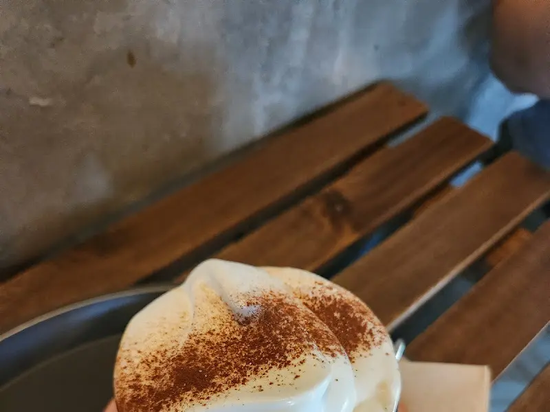 크림이 듬뿍 올려진 비엔나 커피. 부드러운 크림과 진한 커피의 조화가 인상적이다.