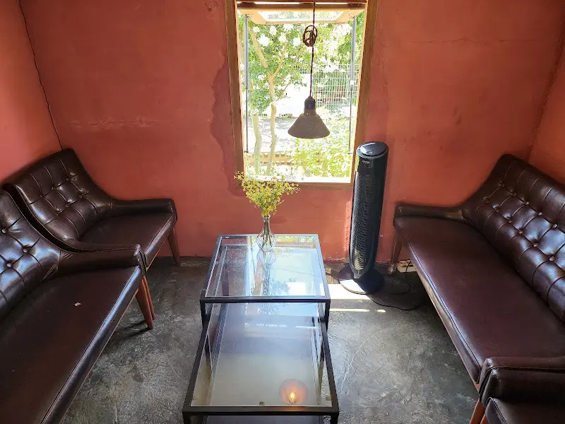 별채 내부의 모습. 낡은 가구와 은은한 조명이 아늑한 분위기를 연출한다.