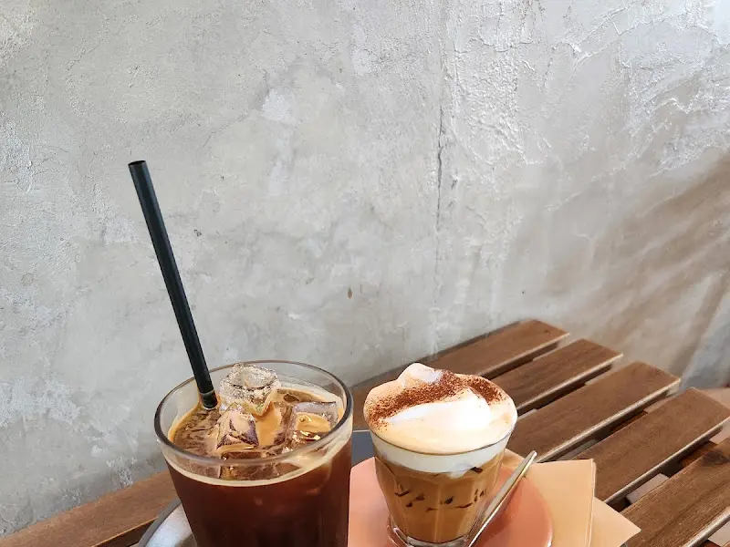 비엔나 커피와 아이스 아메리카노. 깔끔한 플레이팅이 돋보인다.