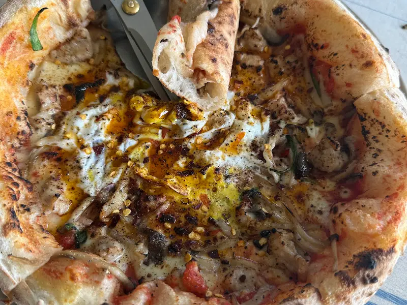 살시챠 피자 자르는 모습