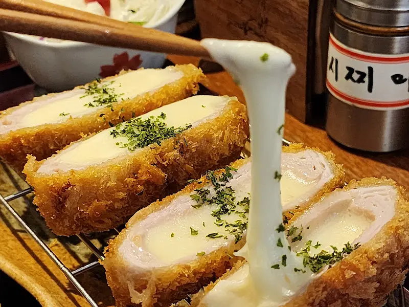 치즈가 듬뿍 들어간 치즈카츠의 단면