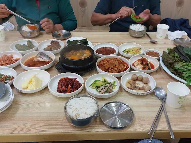 정원약초쌈밥 식사 모습