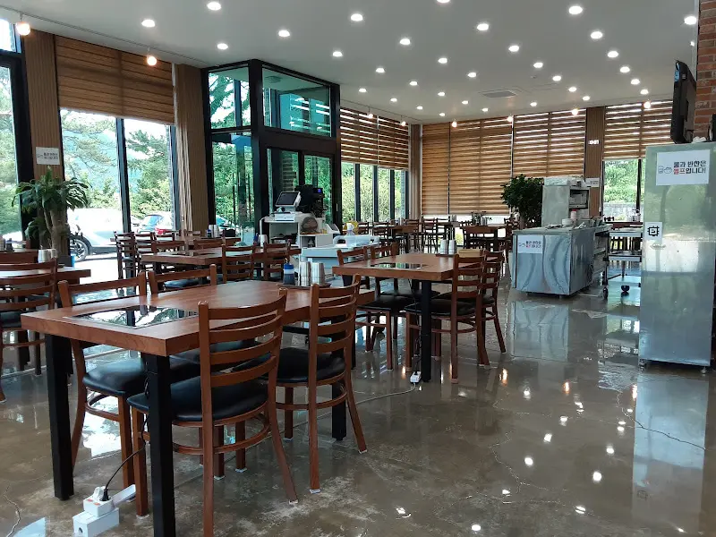 후반의 넓고 쾌적한 실내