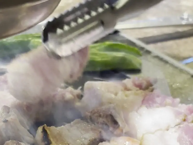 직원분이 능숙한 솜씨로 삼겹살을 굽고 있는 모습