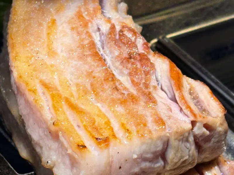 노릇하게 구워진 뼈탄 삼겹살의 환상적인 비주얼