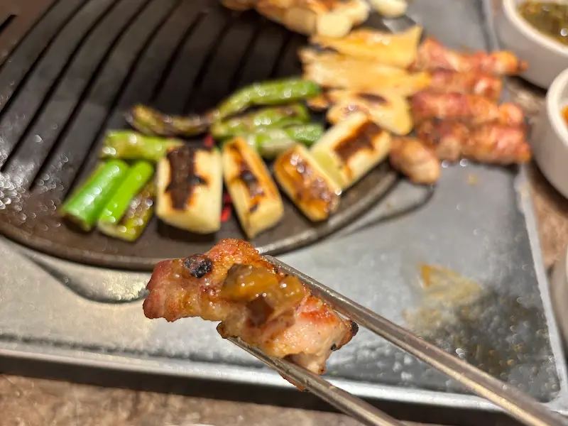 다양한 곁들임 메뉴와 함께 삼겹살을 즐기는 모습