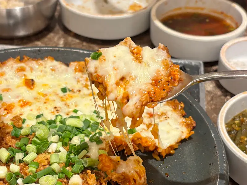 계탄밥 위에 치즈가 듬뿍 올려져 있는 모습