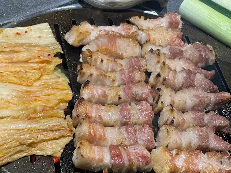 불판 위에서 맛있게 익어가는 삼겹살