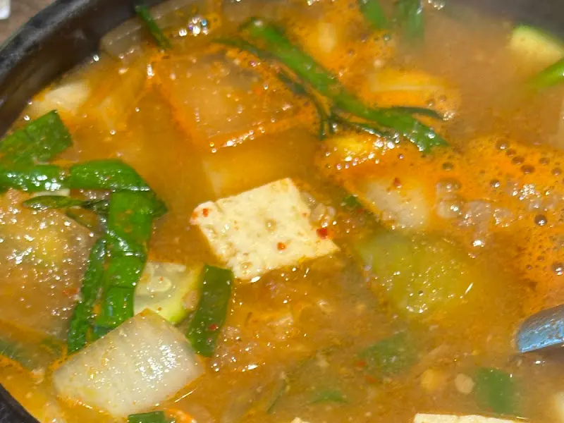 찌개 속 두부와 야채의 모습