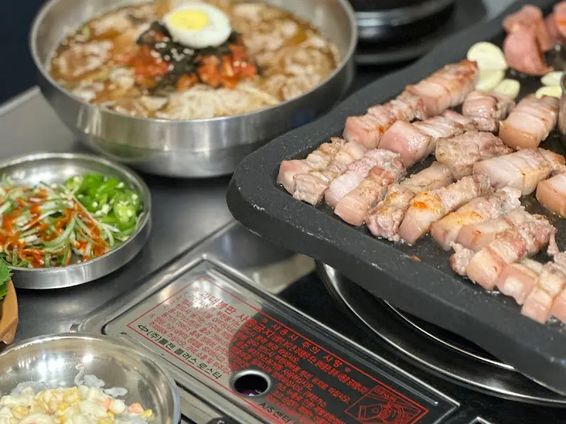 흑돼지, 김치찌개, 김치말이국수 한 상 차림