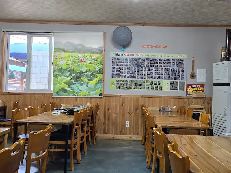 넓은 식당 내부