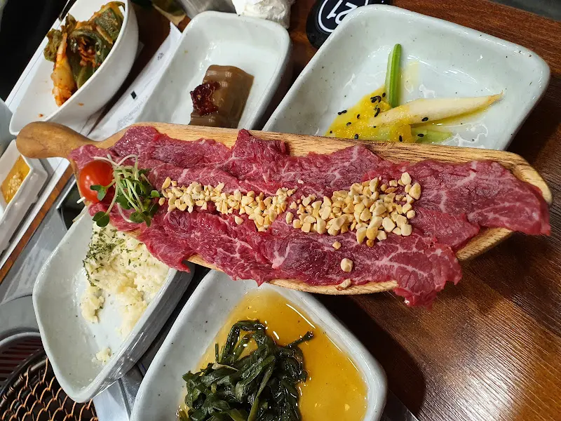 다양한 밑반찬과 한우