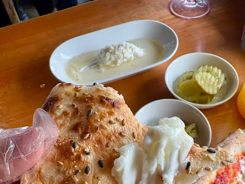 카이막과 피데빵, 그리고 할라피뇨와 피클이 함께 제공된다.