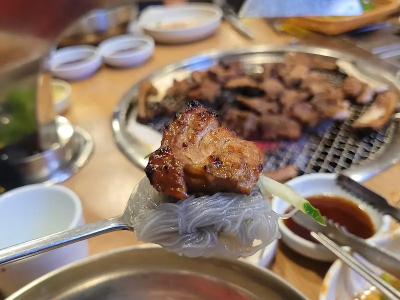 숯불에 구워진 돼지갈비