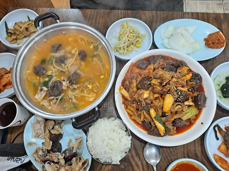 순대국밥과 제육볶음 한 상 차림