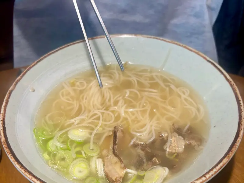 갈비국수 먹는 모습