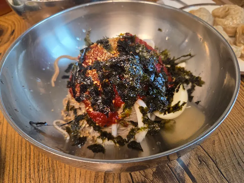 회막국수 비비기 전