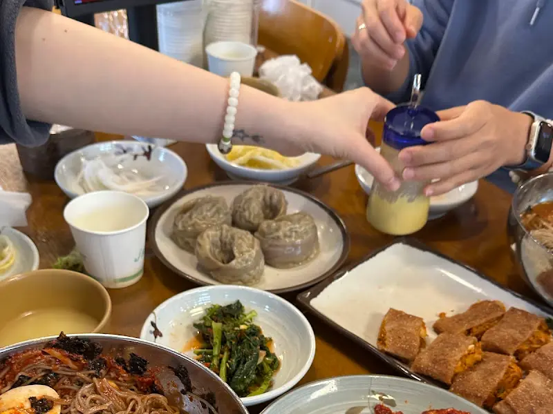 예당막국수 테이블