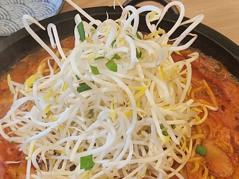 돌판 위에 푸짐하게 담긴 돌짬뽕