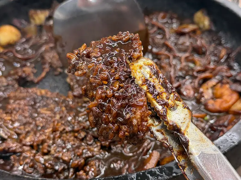 돌판 바닥에 눌어붙은 누룽지