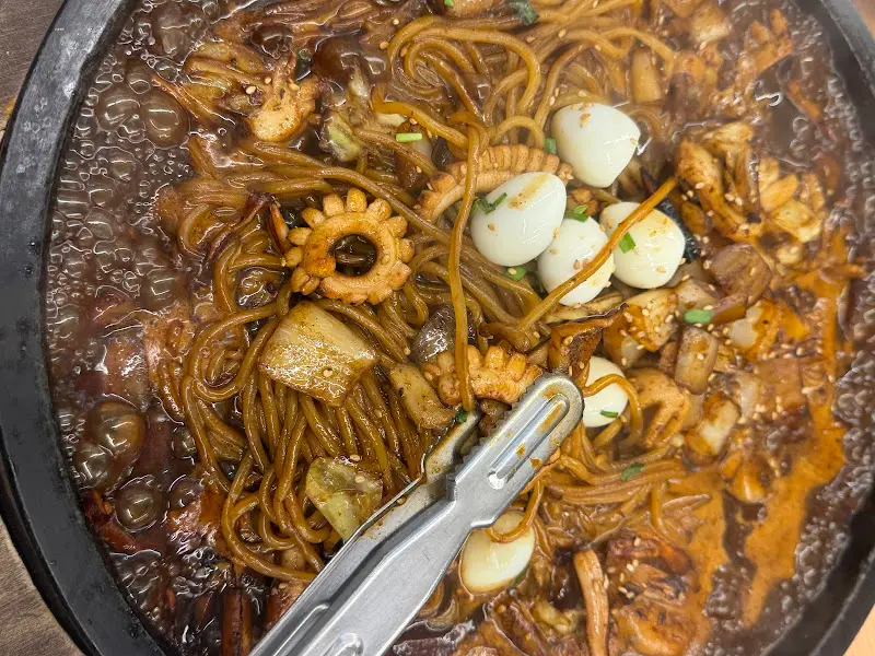 해산물이 가득한 돌짜장