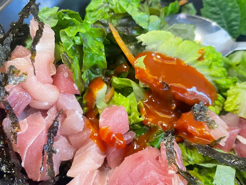 신선한 회가 듬뿍 들어간 회덮밥