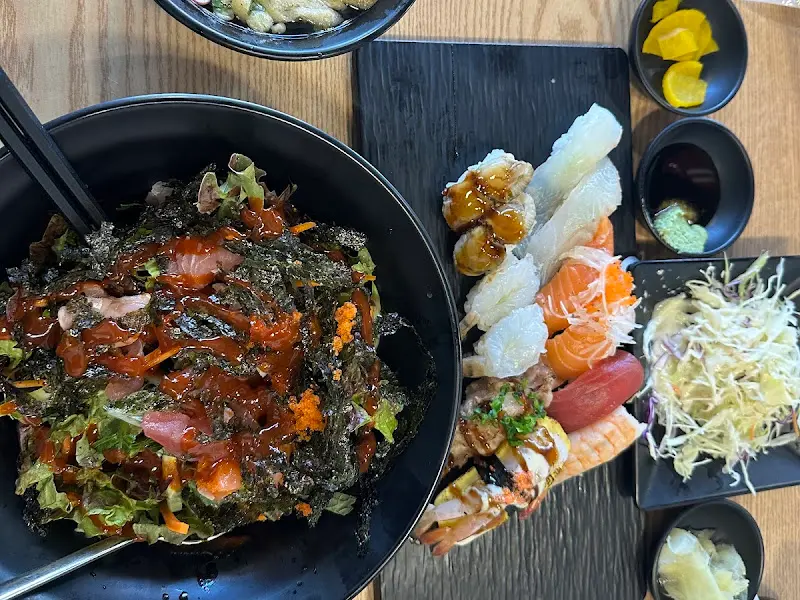 초밥과 회덮밥, 우동 세트