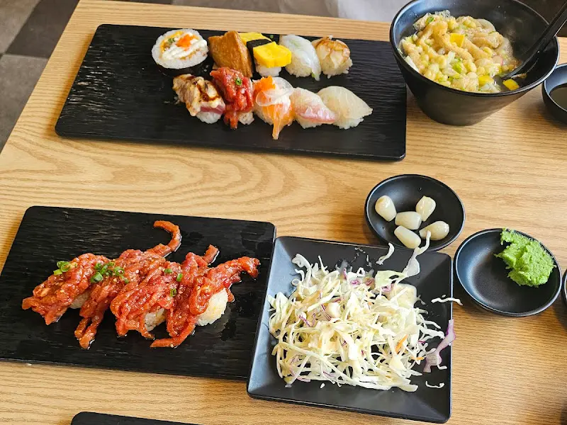 초밥과 곁들임 메뉴