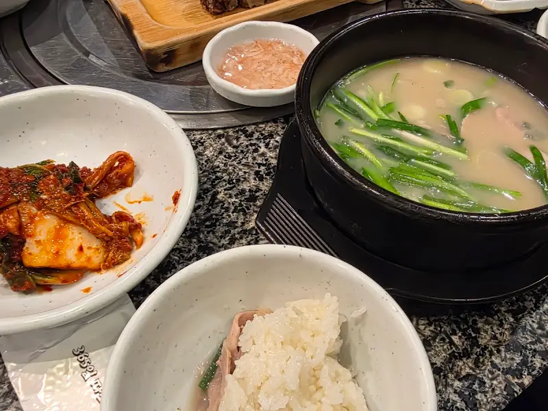 돼지국밥 한상차림