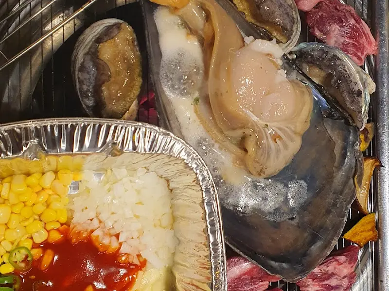 해산물과 고기가 함께 구워지는 모습