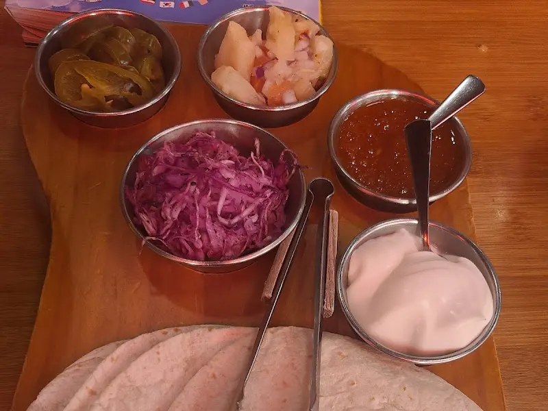 파히타와 함께 제공되는 다양한 소스