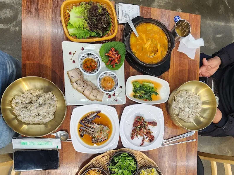 다채로운 반찬들이 가득한 한 상 차림