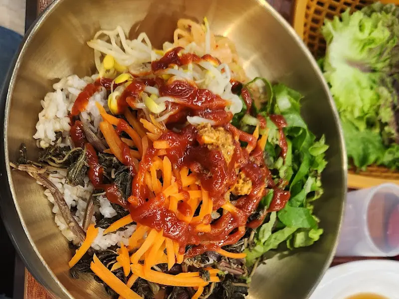 고추장을 넣어 비빈 보리밥의 클로즈업