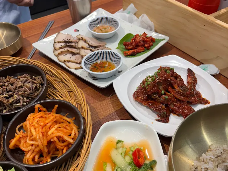 다양한 각도에서 촬영한 보리밥 정식 한 상